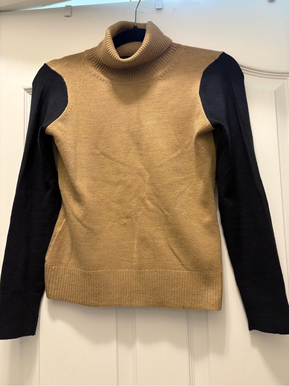 Women’s Two-Tone French Connection Turtleneck Sweater in Camel and Black
Sz M